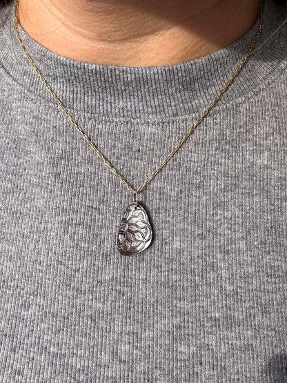 Gorgeous Black Tahitian Mother of Pearl Charm