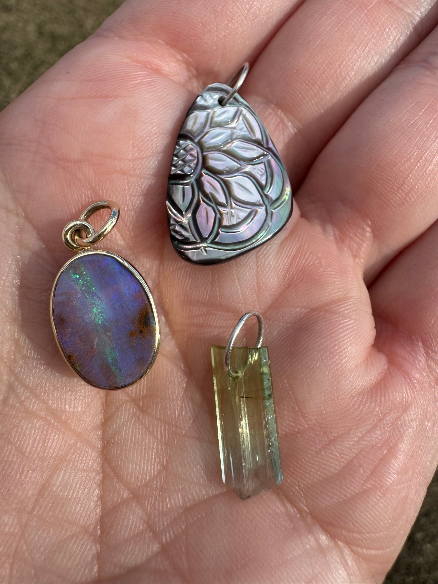 Gorgeous Black Tahitian Mother of Pearl Charm